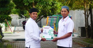 Penyerahan Zakat Fitrah dari Supratman, M.Pd. (Direktur MBS Ummat) kepada Amil Lazismu NTB