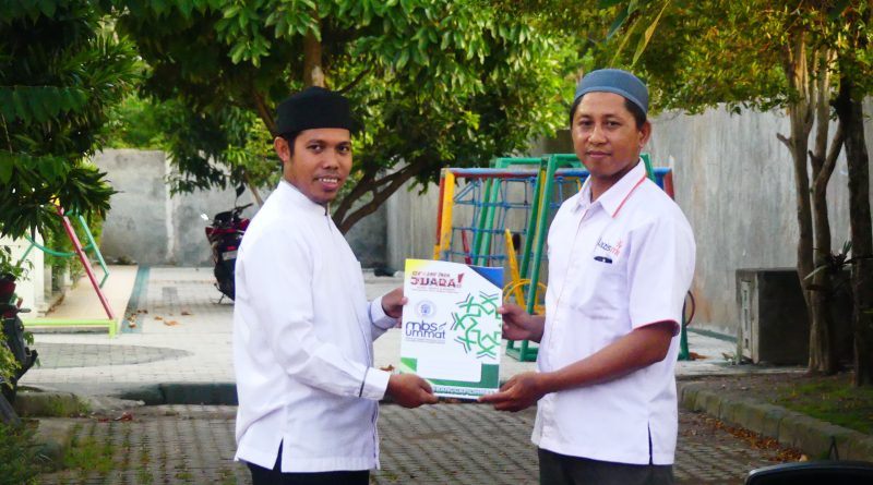 Penyerahan Zakat Fitrah dari Supratman, M.Pd. (Direktur MBS Ummat) kepada Amil Lazismu NTB