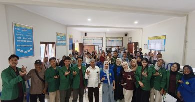 Foto bersama tim Fakultas Kedokteran UMMAT dan masyarakat dalam kegiatan pengabdian pengembangan aplikasi SI-TEKAN di Desa Gelangsar