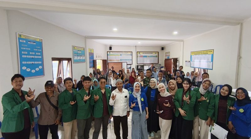 Foto bersama tim Fakultas Kedokteran UMMAT dan masyarakat dalam kegiatan pengabdian pengembangan aplikasi SI-TEKAN di Desa Gelangsar