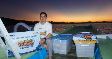 Relawan Program Sedekah Qurban BPKH menyeberang menuju pulau terpencil di Sekotong untuk menyalurkan daging qurban kepada masyarakat.