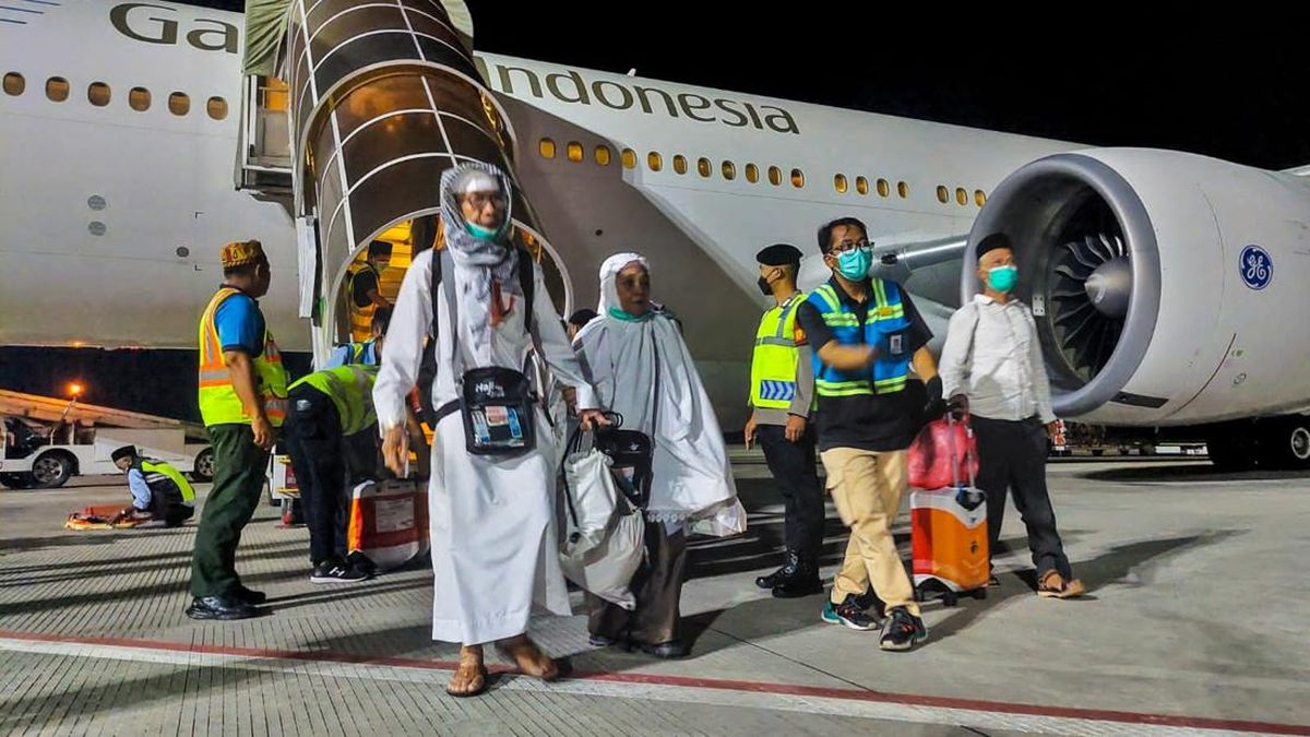 Kloter Pertama Jemaah Haji Tiba di Asrama Haji, Disambut Keluarga dan Petugas