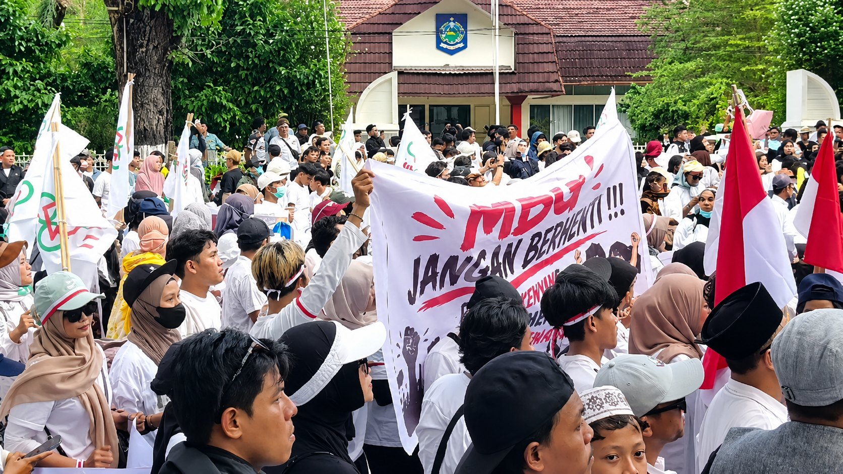 Massa Dukung Program MBG di NTB, Gubernur Pastikan Aspirasi Dibawa ke Pemerintah Pusat