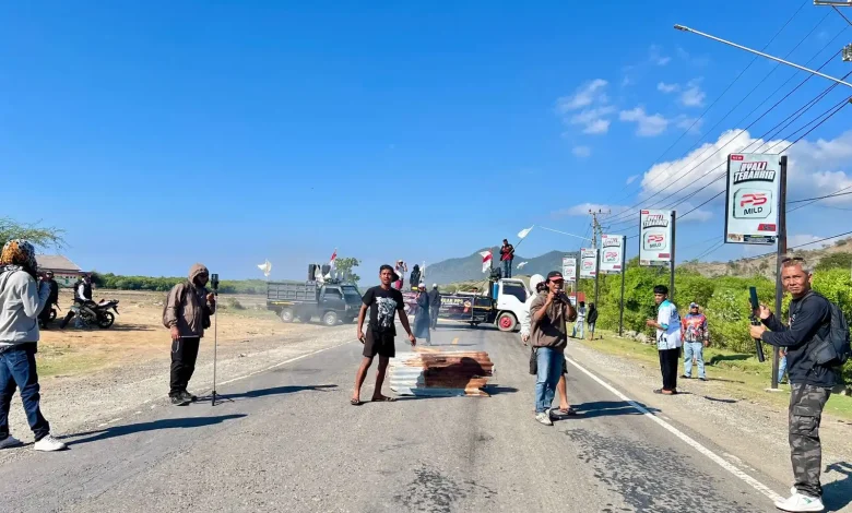Demo Pembentukan PPS Memanas, Massa Blokade Jalan Menuju Pelabuhan Poto Tano